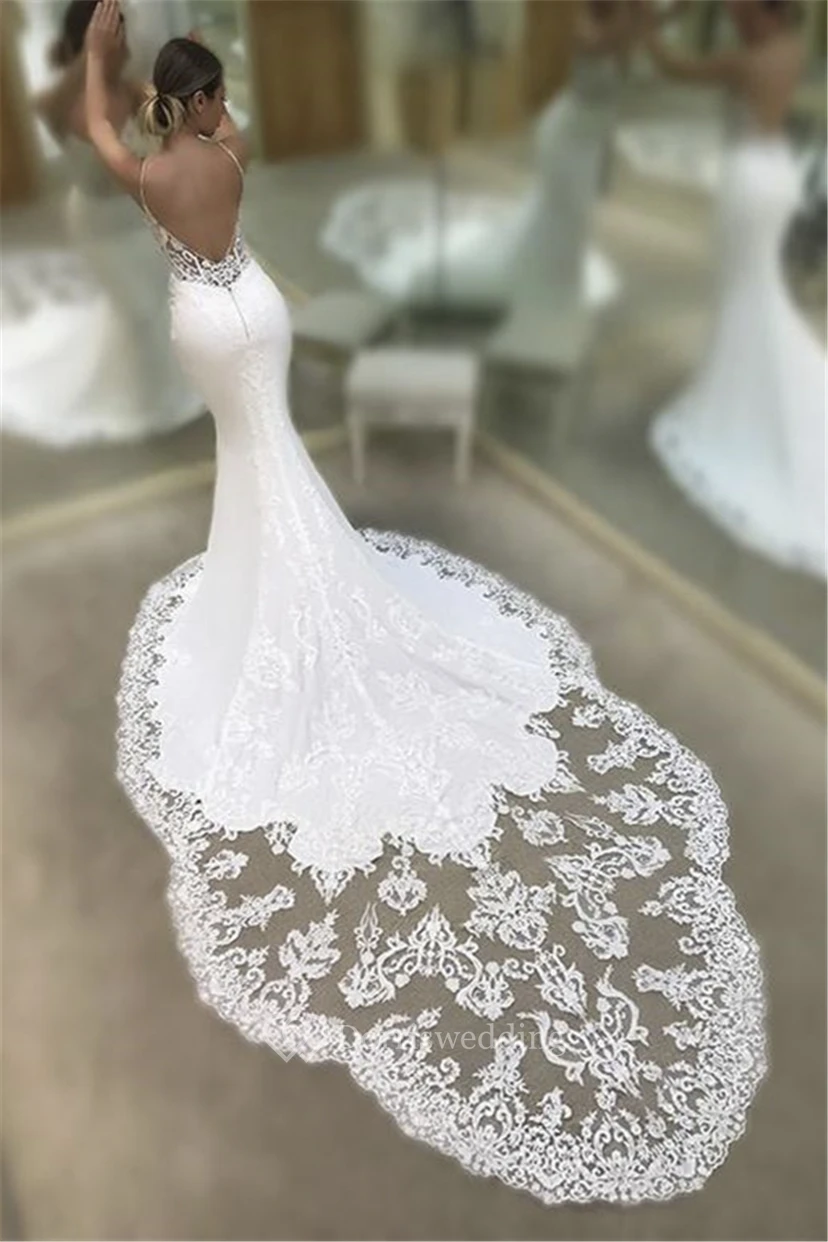 Robe de mariée sexy en dentelle spaghetti décolletée avec traîne cathédrale view 2