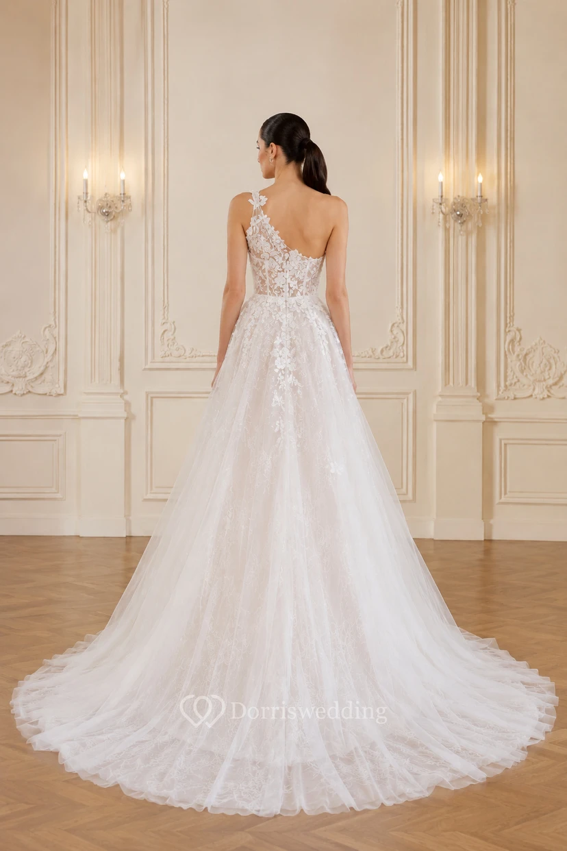 Robe de mariée asymétrique en dentelle, coupe trapèze, avec traîne chapelle view 2