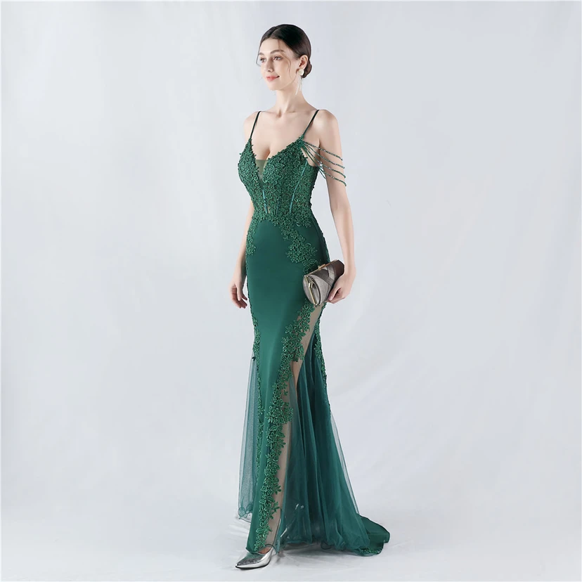 Robe de soirée à col montant en dentelle et perles, ornée d'un gilet à chevrons et d'un haut en dentelle. view 25