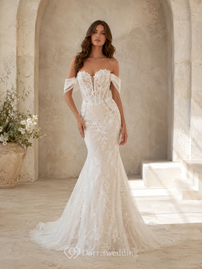 Robe de mariée sirène en dentelle transparente, épaules dénudées, manches courtes, traîne chapelle, ornée d'appliqués floraux.