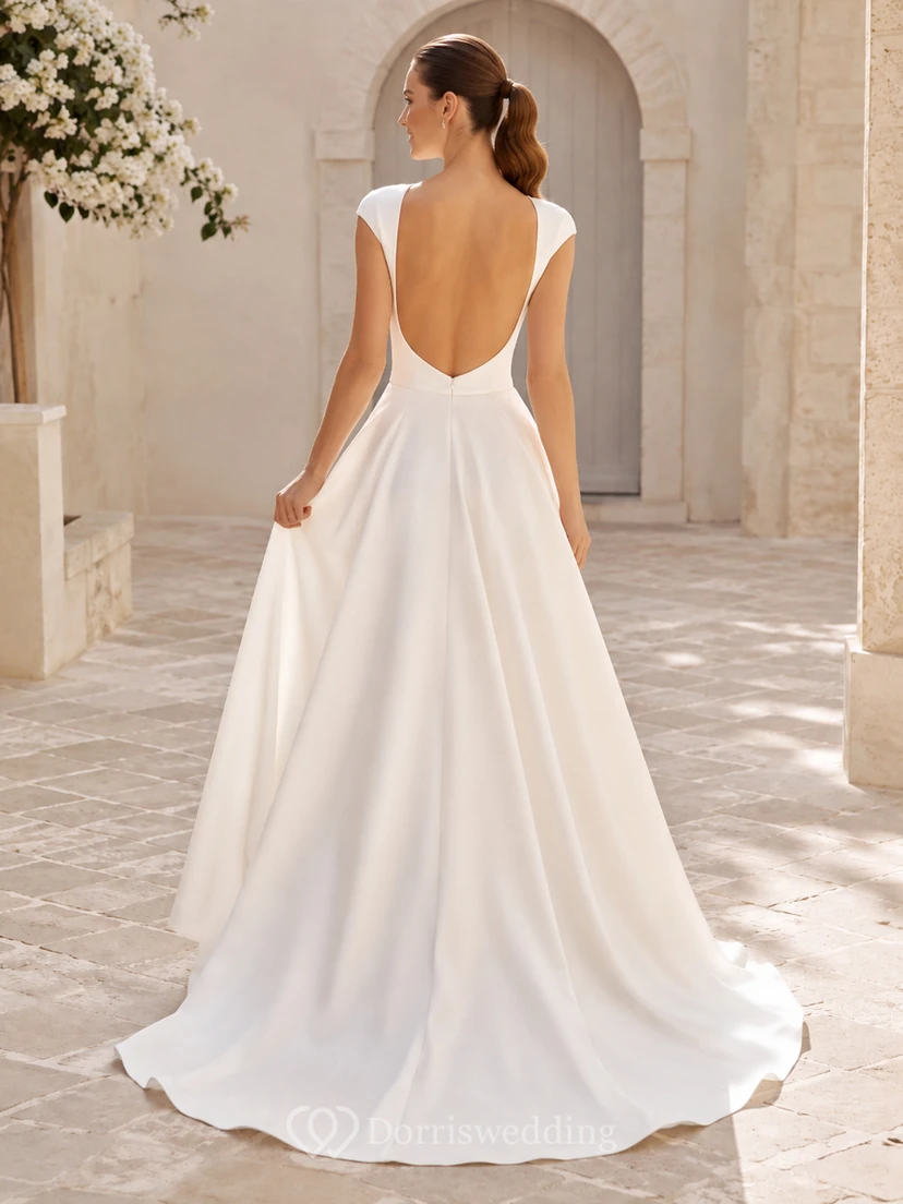 Robe de mariée minimaliste en satin, manches bateau, coupe trapèze, dos nu plongeant et traîne chapelle view 2