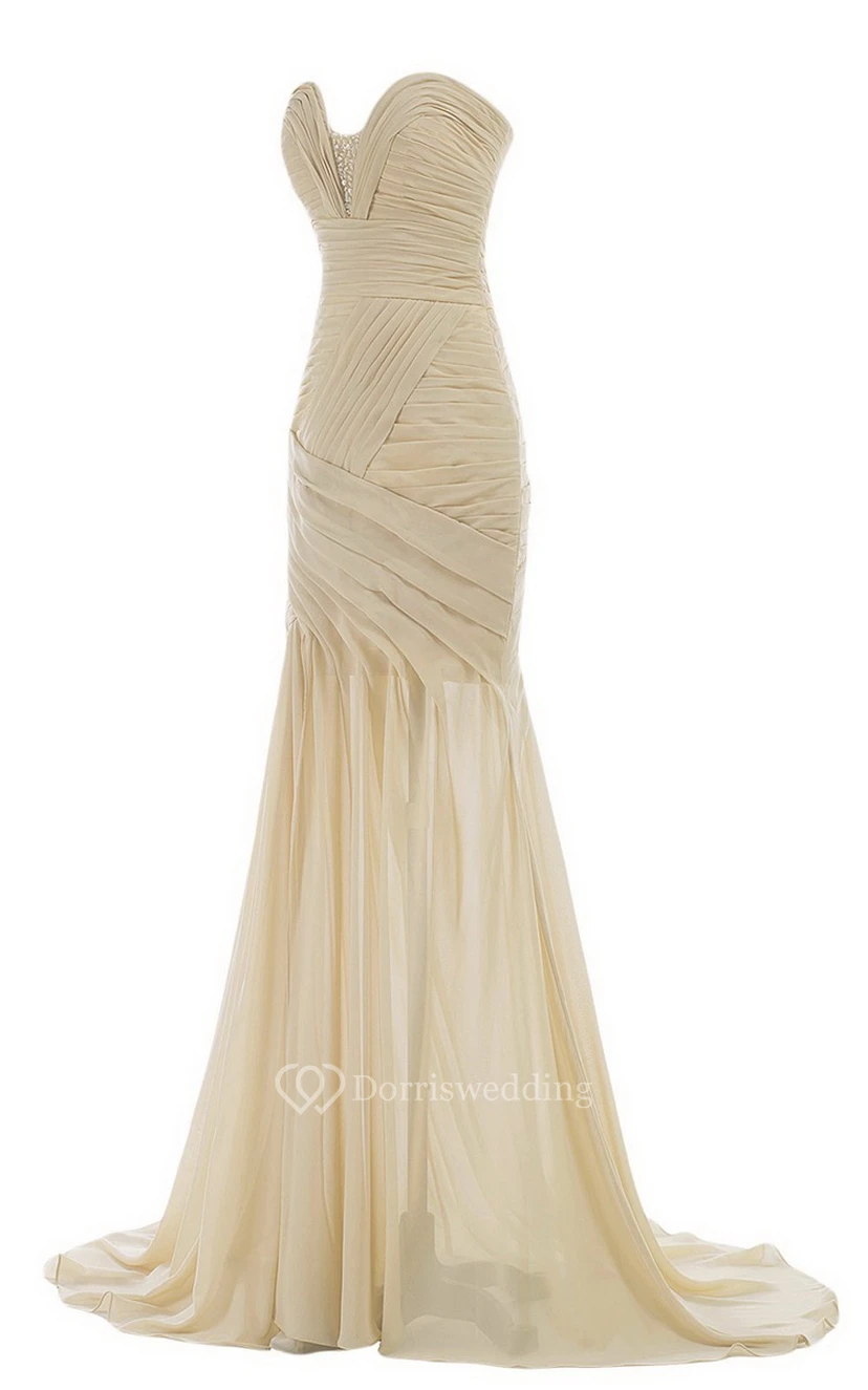 Vestido de novia con escote corazón, cola larga, fruncido y abalorios. view 21