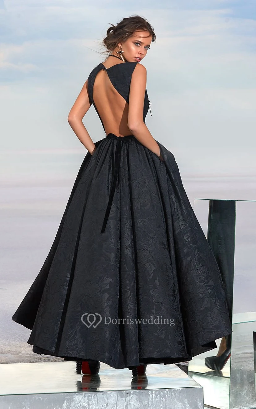 A-Linien-Kleid in Teelänge mit hohem Kragen, ärmellos, mit Schlüssellochausschnitt und Spitze view 2