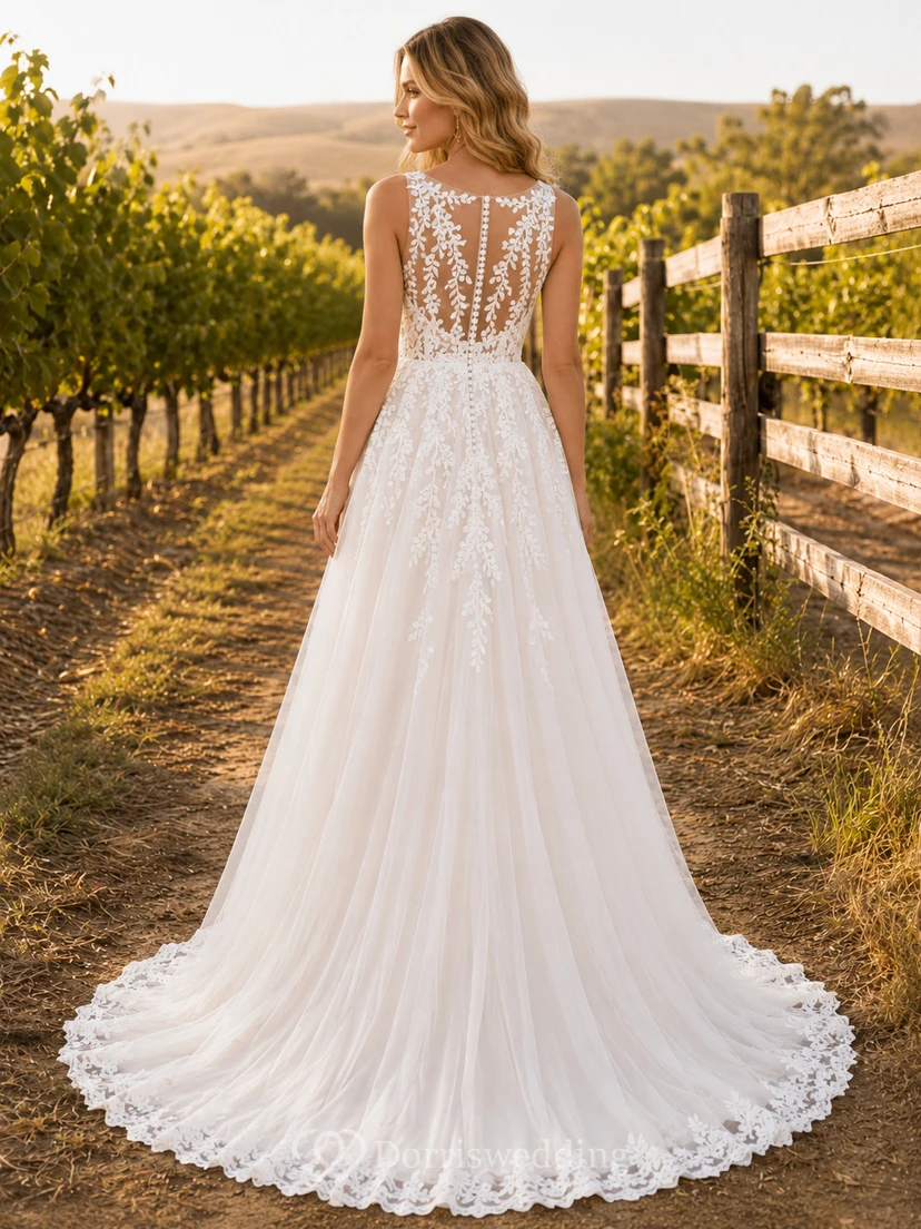 Robe de mariée champêtre en tulle et dentelle, coupe trapèze, épaules dénudées, manches longues, traîne chapelle, dos corset lacé fendu view 2