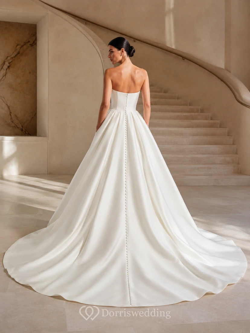Robe de bal bustier sans manches en satin lustré, décolleté cœur, traîne chapelle, plis structurés, robe de mariée de salle de bal view 2