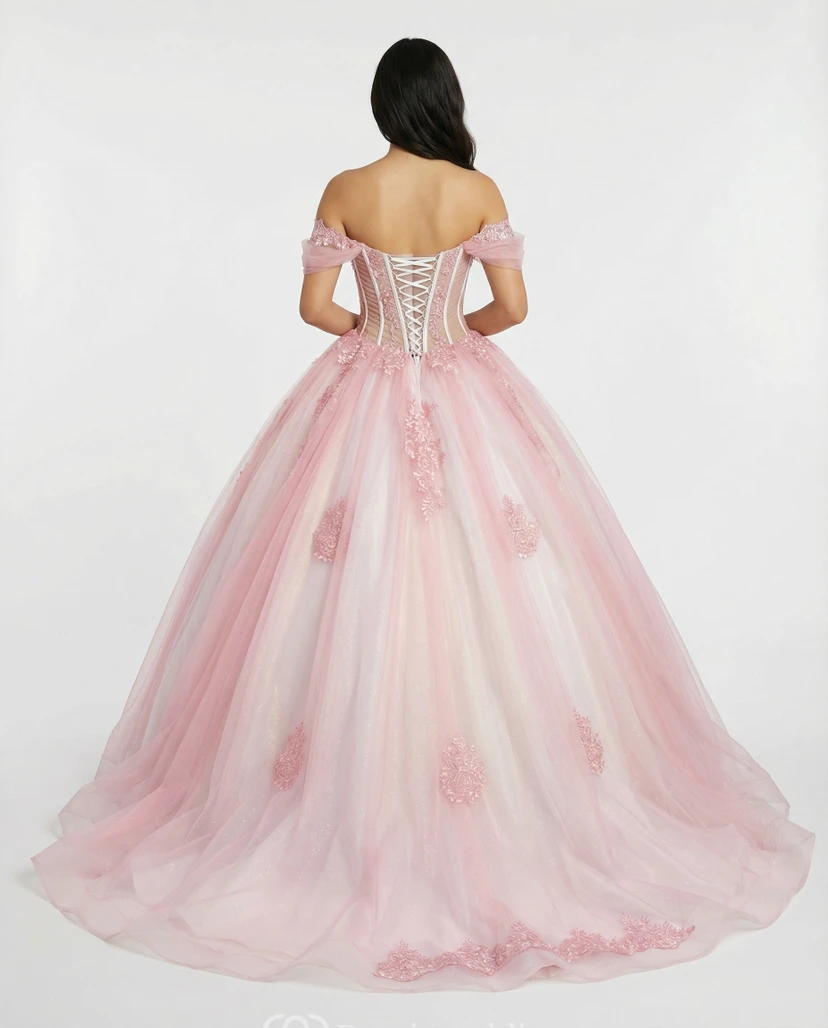 Vestido de fiesta de quinceañera color rosa rubor con hombros descubiertos, corsé y falda de tul. view 2