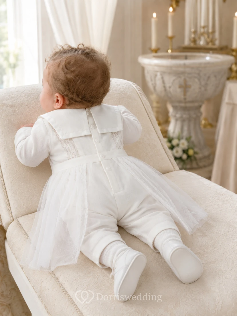 Luxuriöser weißer Jumpsuit mit langen Ärmeln und Spitzenbesatz für Babys, ideal für Kirche und Taufe view 2