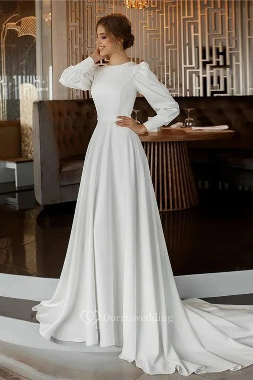 Robe de mariée blanche à col montant et manches bouffantes