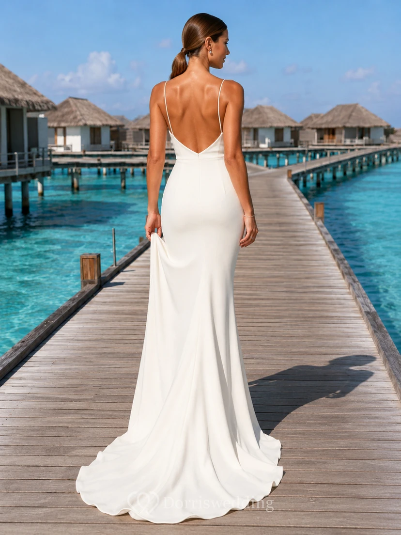 Robe de mariée minimaliste de plage, col bénitier, bretelles spaghetti, fourreau en satin, dos nu et traîne. view 2