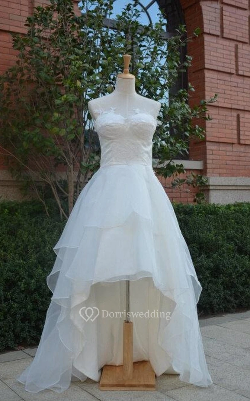 Robe de mariée en mousseline à dos lacé et décolleté asymétrique, ornée de volants et de superpositions view 7