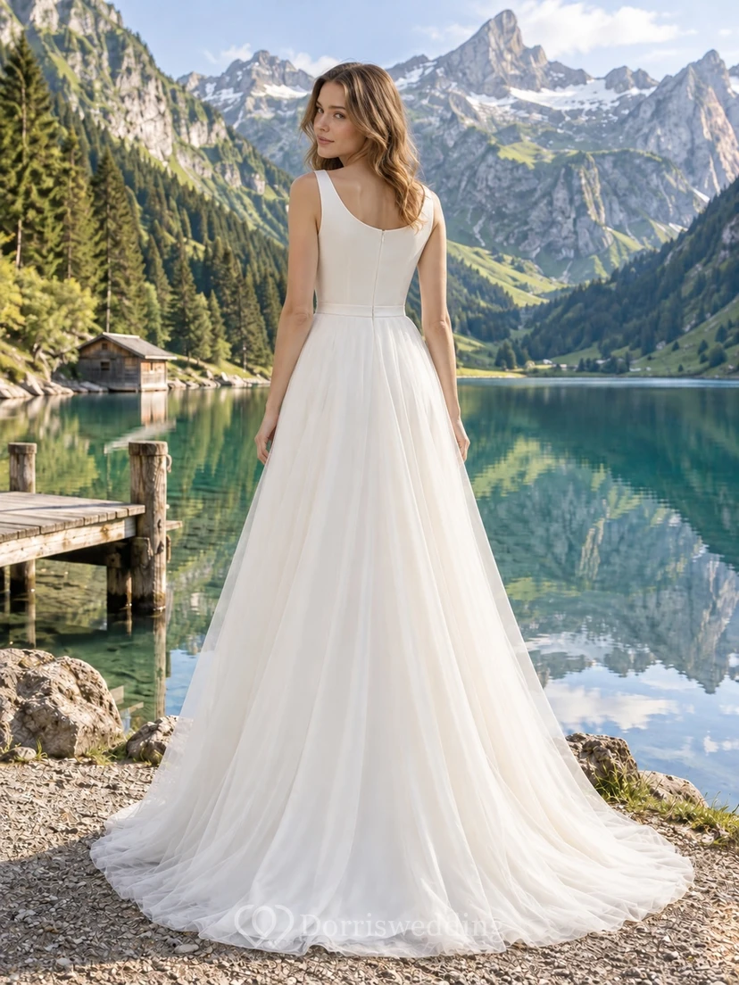 Vestido de novia sencillo de corte A, sin mangas, con escote joya, tul y satén, y cola larga. view 2