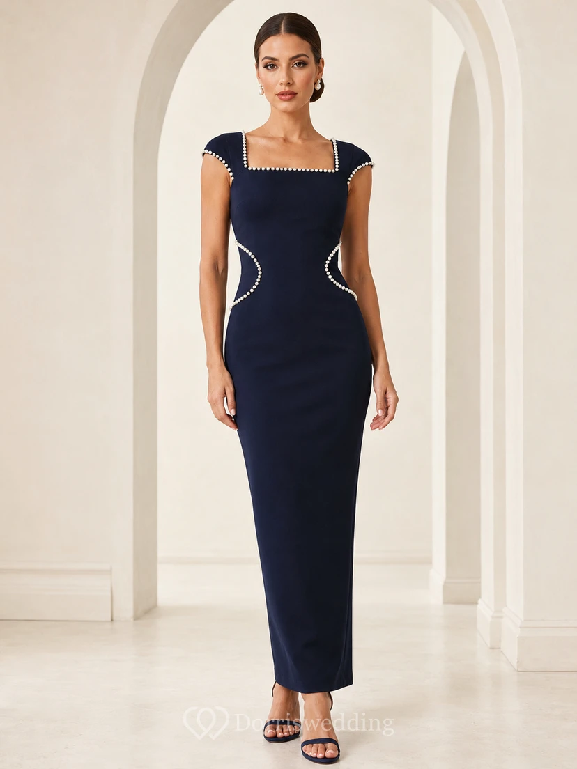 Vestido de fiesta de columna azul marino oscuro con cuello cuadrado y perlas