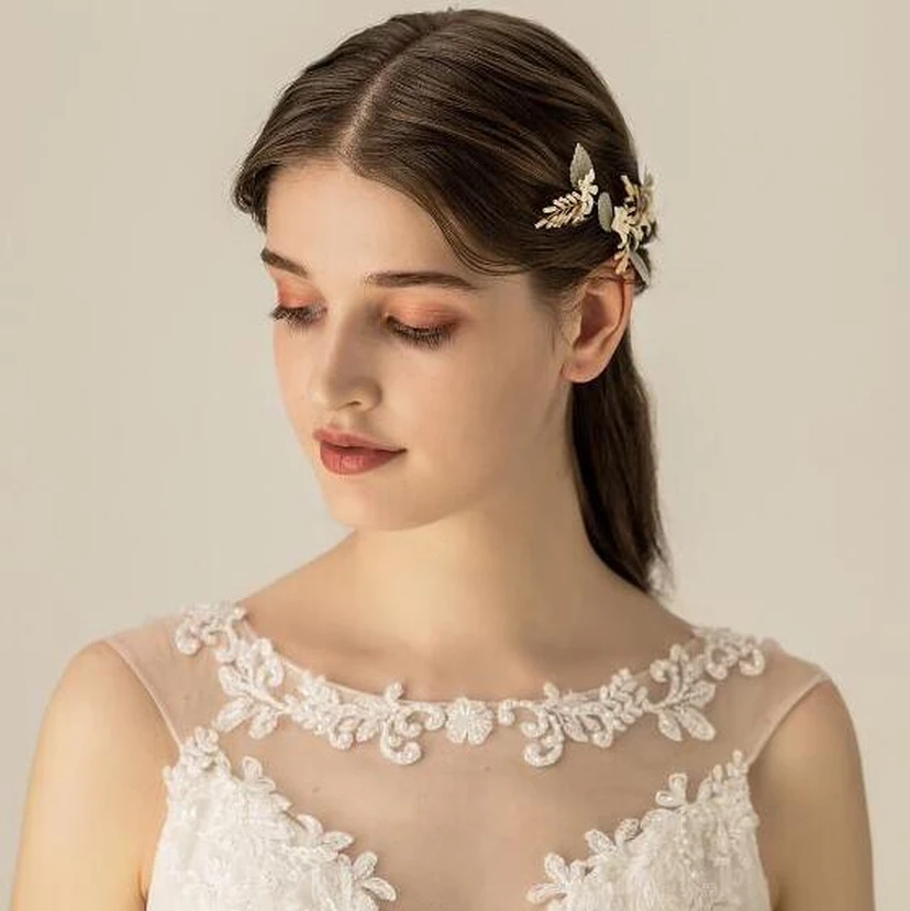 Trendige, hübsche weiße Haarspangen mit Blumen und Perlen view 2