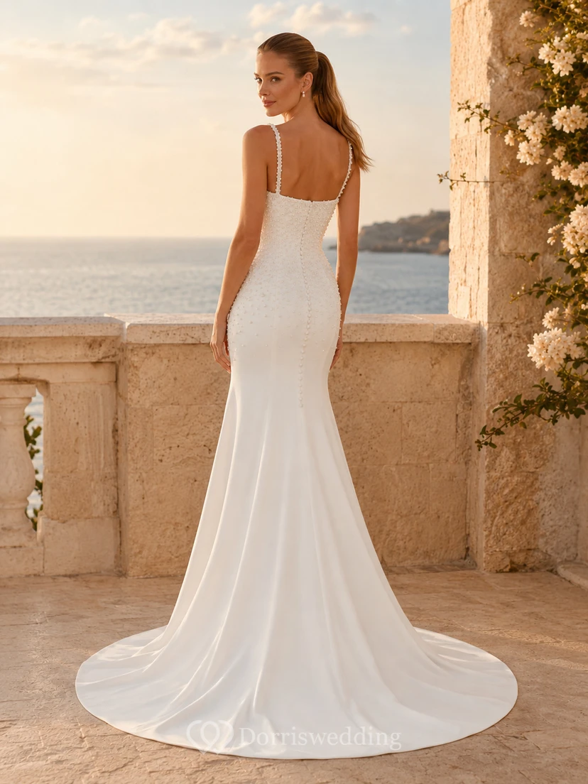 Vestido de novia de satén, corte recto, escote cuadrado, sin mangas, cola larga con abertura y espalda en V baja. view 2