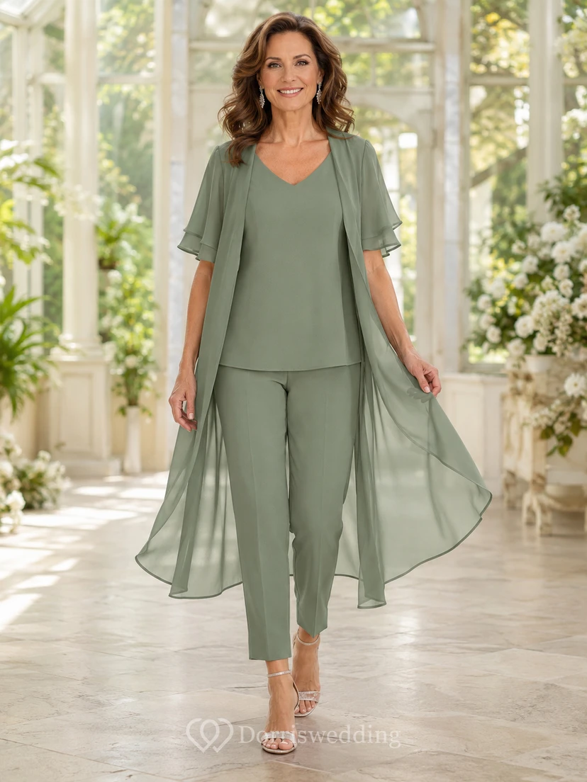Dreiteiliger, asymmetrischer Chiffon-Hosenanzug in Salbeigrün mit V-Ausschnitt – ideal für die Mutter der Braut