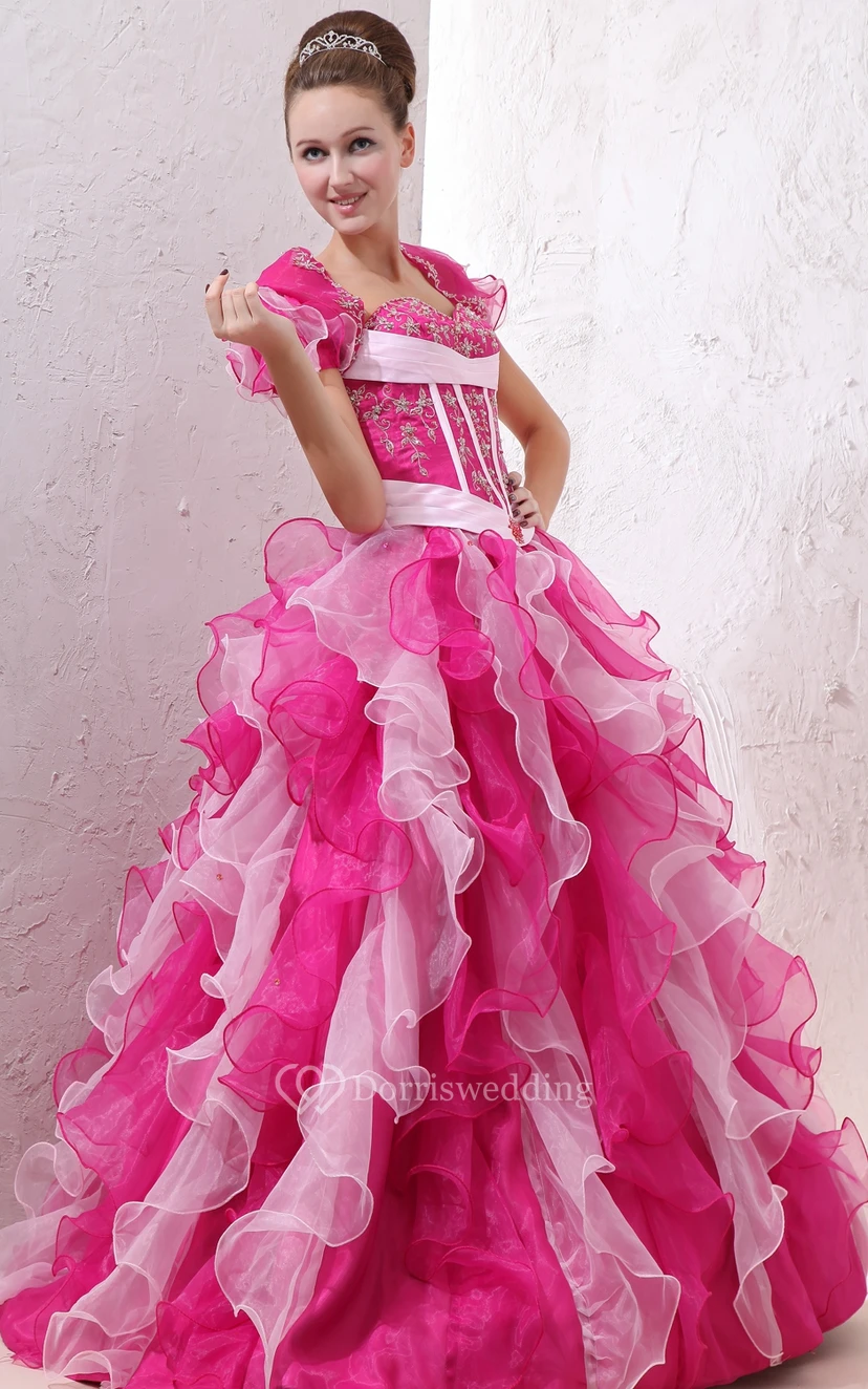Figurschmeichelndes Ballkleid aus Organza mit Rüschen und Stickereien view 3