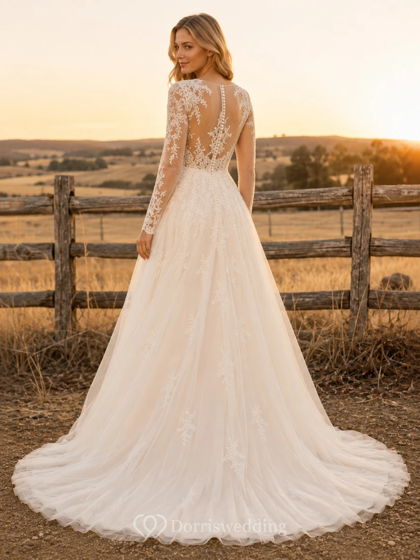 Robe de mariée de maternité en dentelle et tulle, épaules dénudées, coupe trapèze, manches papillon et traîne view 2