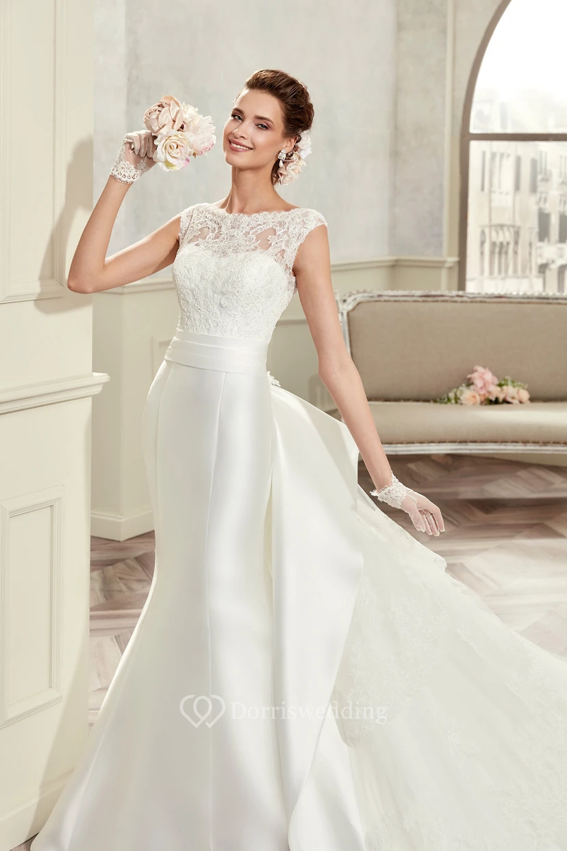 Brautkleid aus Satin mit Rundhalsausschnitt, kurzen Ärmeln, abnehmbarer Schleppe und Rückenschleife view 3