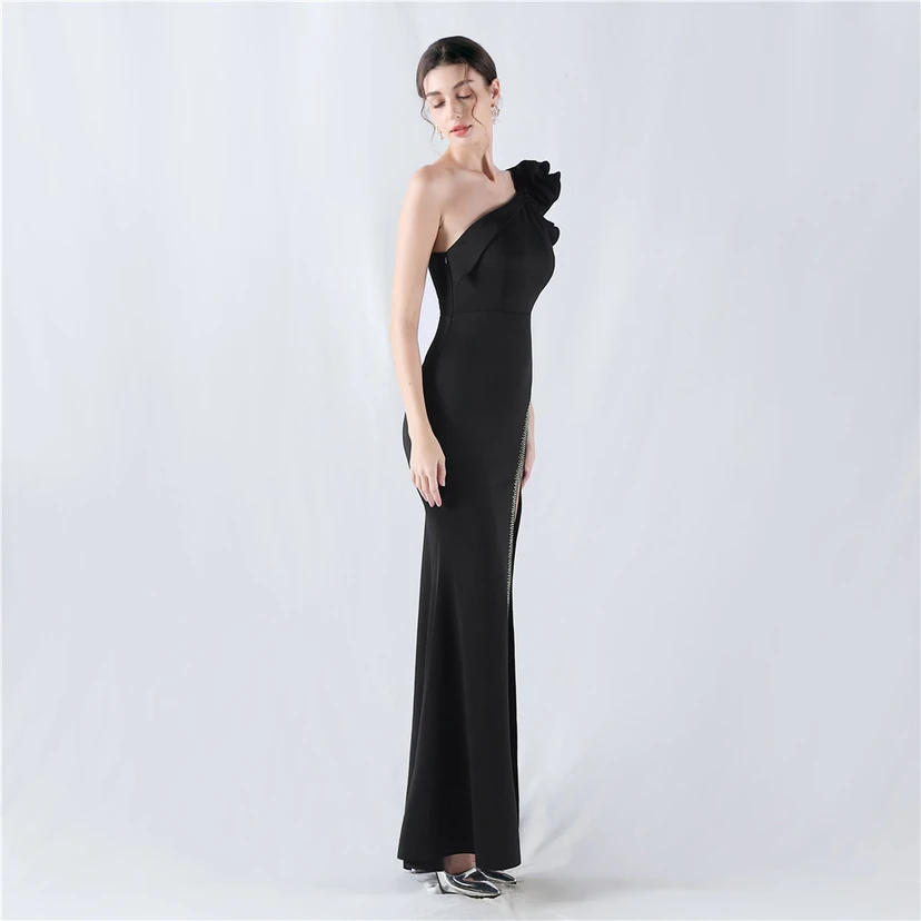 Vestido de noche con cuello oblicuo, hombros con estampado de hojas de loto, bordado artesanal y diamantes, ideal para la celebración de la reunión anual. view 43