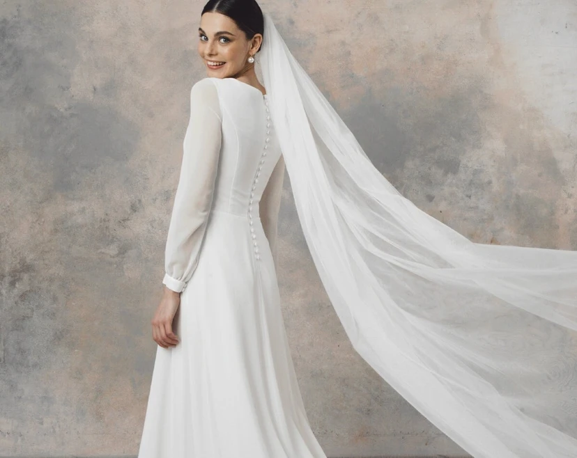 Robe de mariée fourreau maxi modeste | Robe de mariée minimaliste style temple mormon view 7
