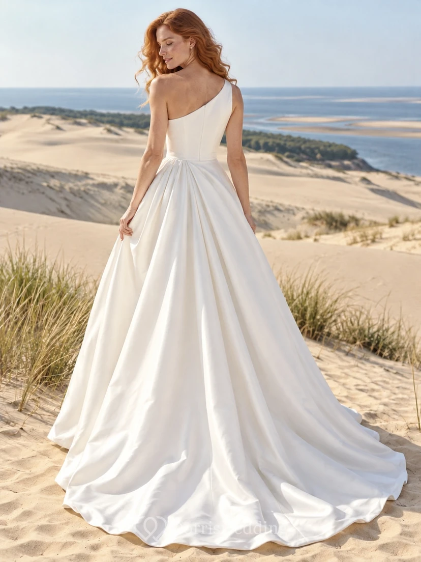 Vestido de novia sencillo de satén sin mangas con un solo hombro view 2