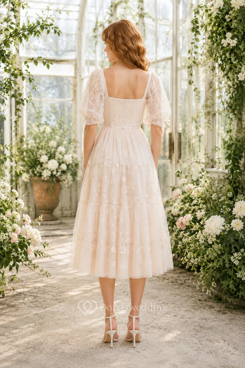 Robe de mariée mi-longue à encolure carrée, manches bouffantes transparentes et jupe en dentelle view 2