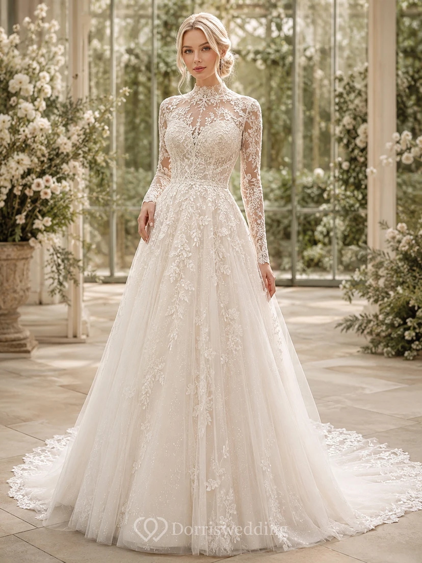 Robe de mariée trapèze en dentelle botanique à manches longues et col montant, coupe illusion, traîne chapelle, en dentelle botanique.