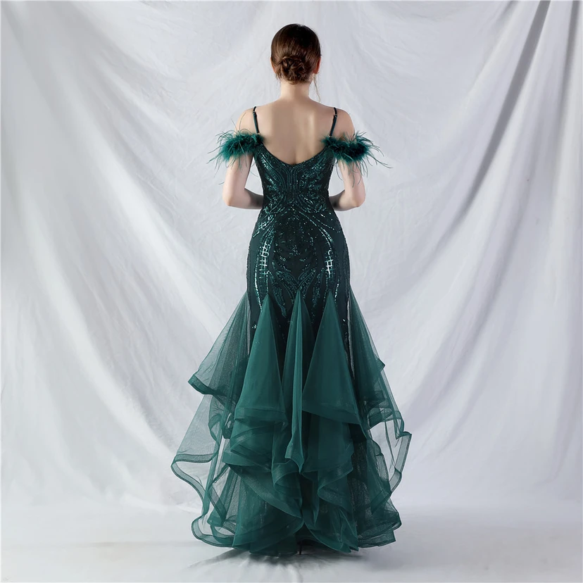 Robe de danse artisanale en filet rigide orné de plumes d'autruche, de perles et de fleurs, confectionnée en maille. view 55
