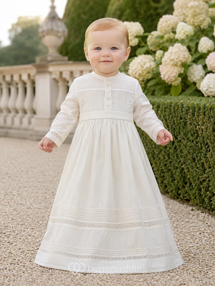 Elfenbeinfarbenes Taufkleid mit langen Ärmeln und Smok-Spitzenbesatz für Jungen
