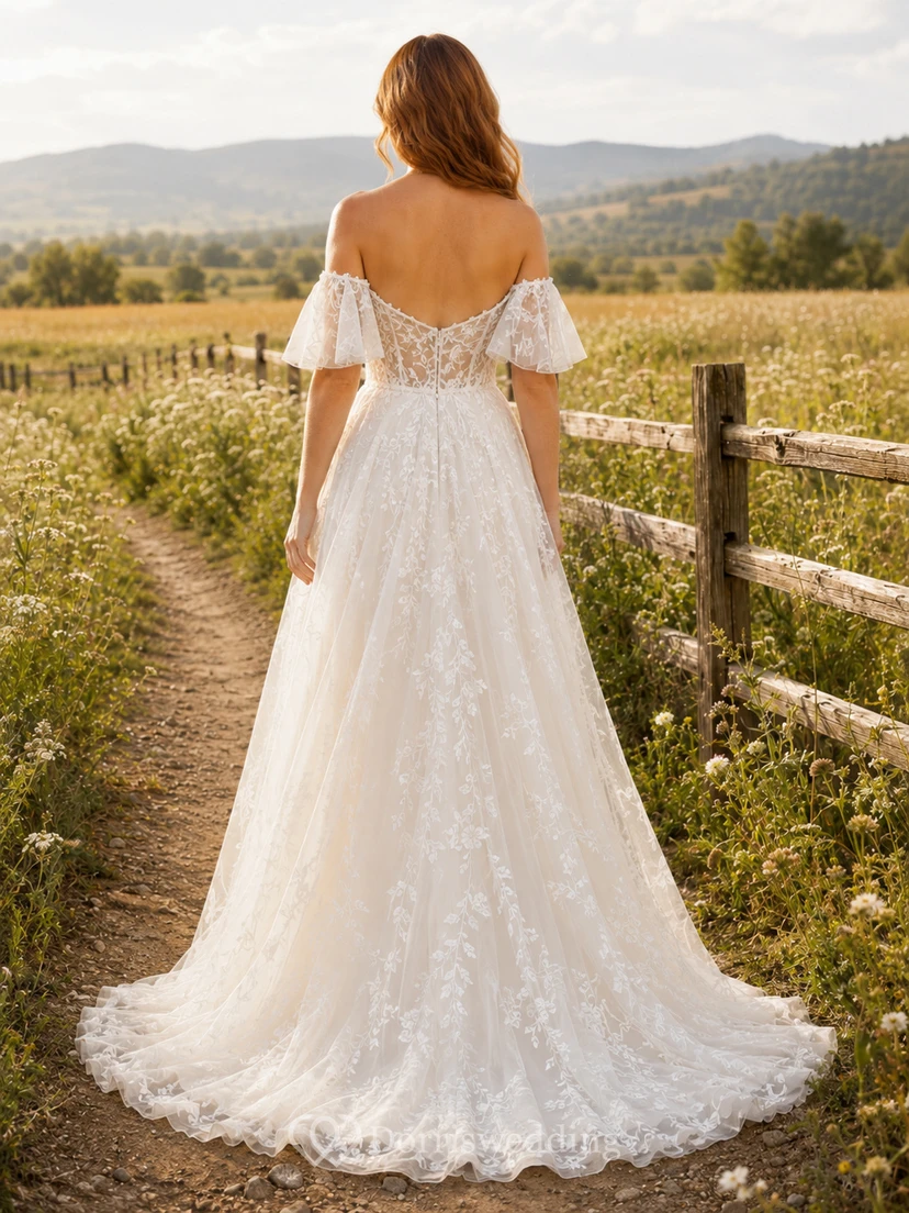 Robe de mariée champêtre en tulle et dentelle, coupe trapèze, bretelles spaghetti, traîne chapelle et dos nu plongeant en V. view 2