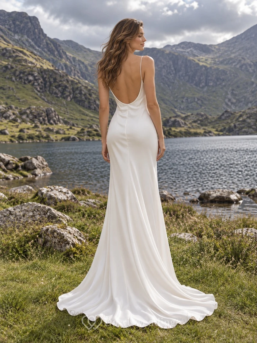Vestido de novia sencillo de satén con escote drapeado, sin mangas y cola de sirena. view 2