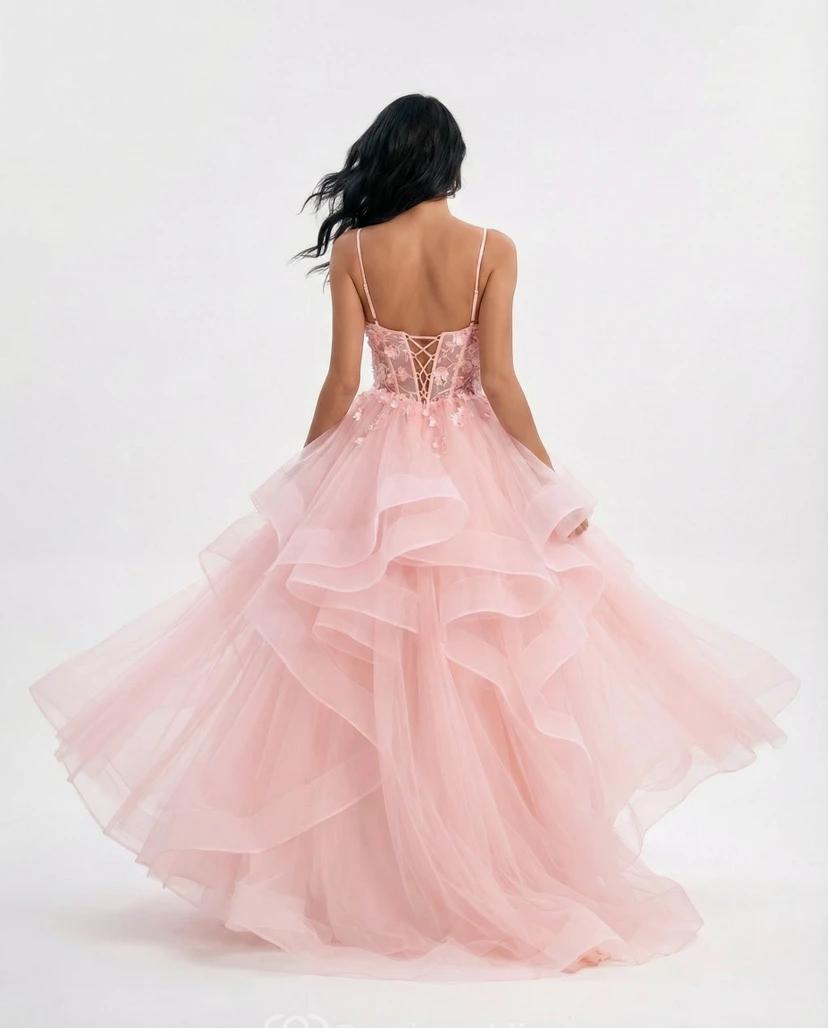 Vestido de fiesta de tul rosa rubor con volantes y tirantes finos. view 2