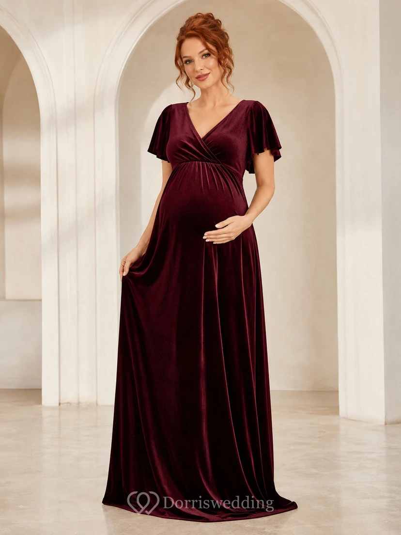 Elegantes, burgunderrotes Umstandskleid aus Samt mit Empire-Schnitt, bodenlang, V-Ausschnitt und kurzen Ärmeln – luxuriös und elegant für formelle Anlässe.
