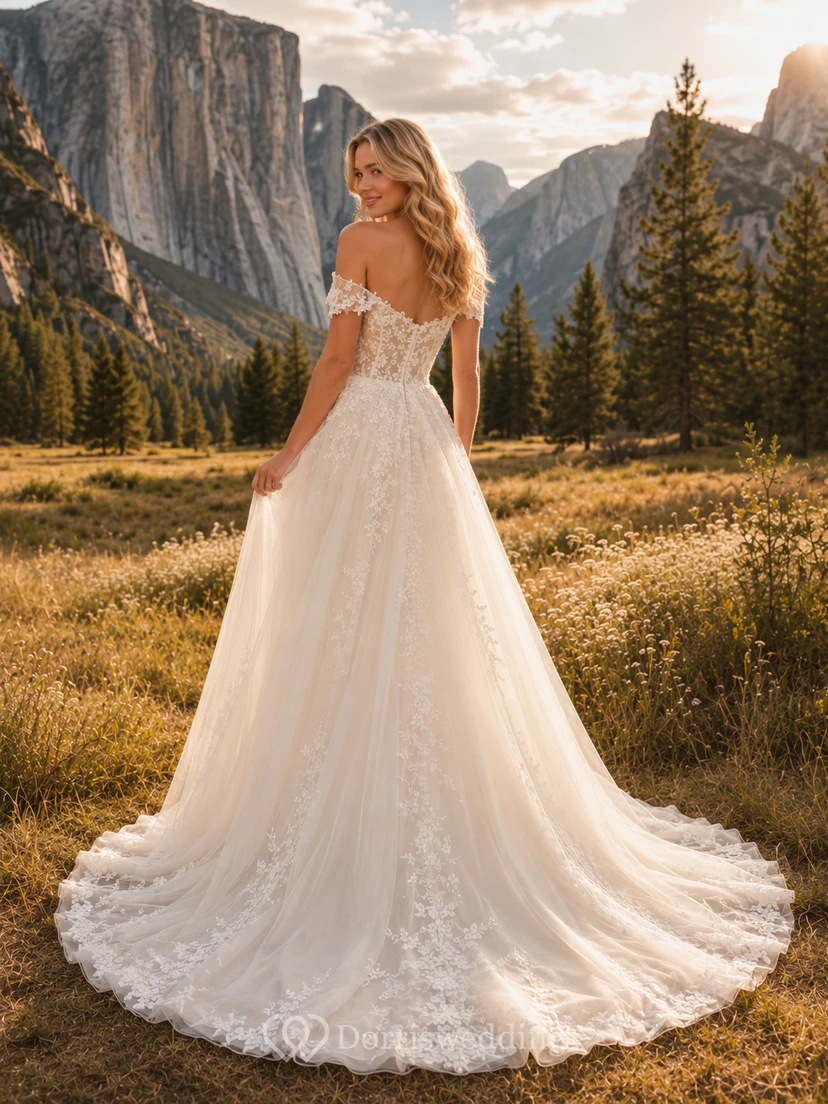 Robe de mariée champêtre en dentelle et tulle, épaules dénudées, décolleté cœur, coupe trapèze, traîne chapelle view 2