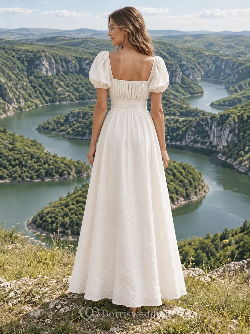 Vestido de novia sencillo de corte A con escote cuadrado, mangas cortas abullonadas y corpiño fruncido hasta los tobillos view 2