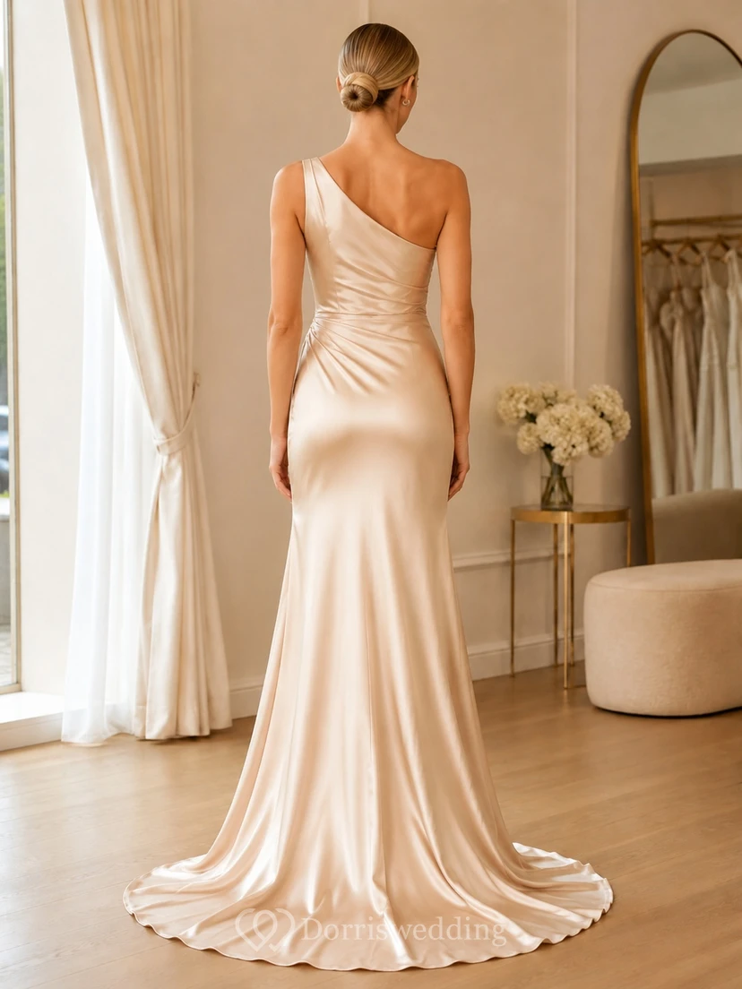 Champagnerfarbenes, schulterfreies, drapiertes Satin-Etui-Abendkleid in Bodenlänge mit Schlitz view 2