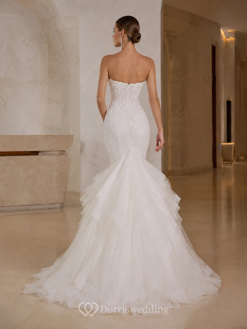 Robe de mariée sirène bustier en satin et tulle brillant, décolleté cœur et traîne à volants superposés, idéale pour une salle de bal. view 2