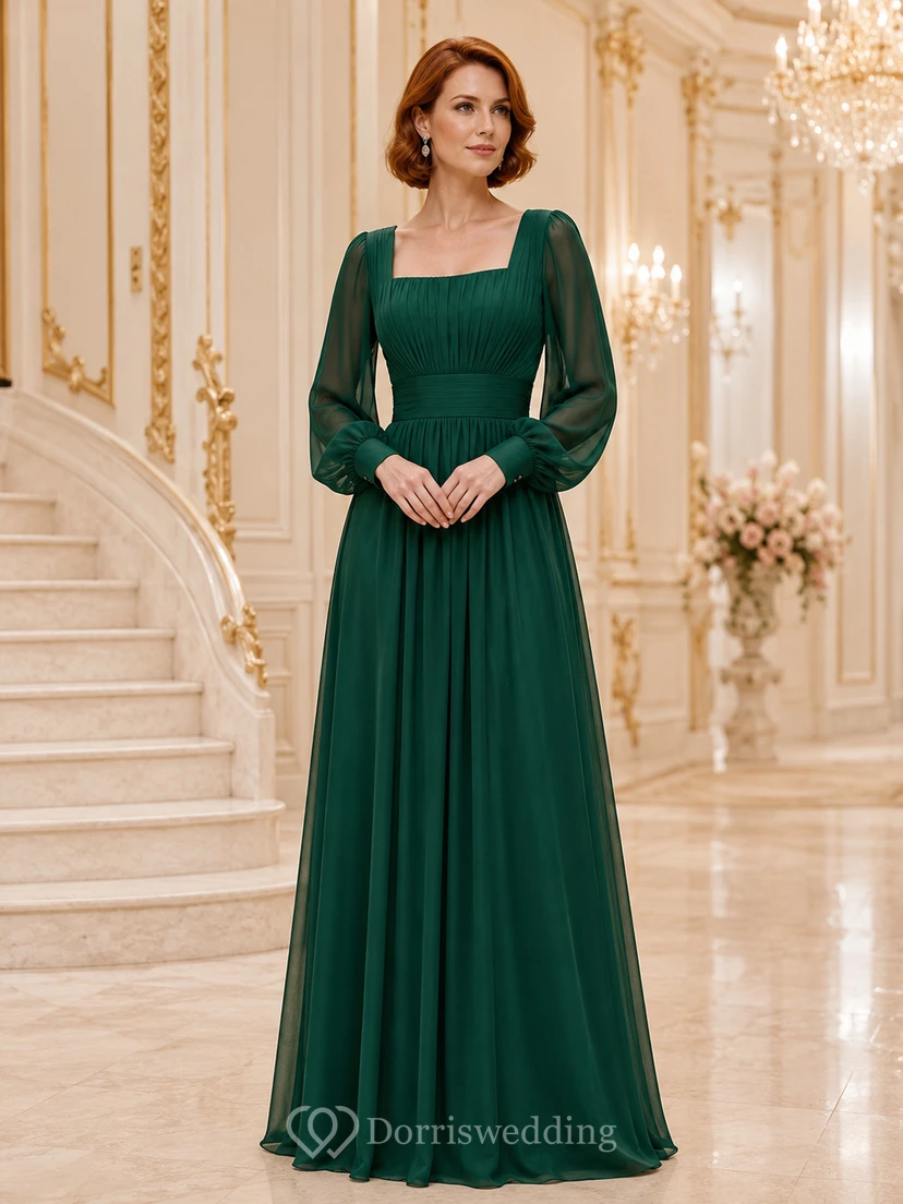 Robe de gala en mousseline de soie émeraude à col carré et manches transparentes.