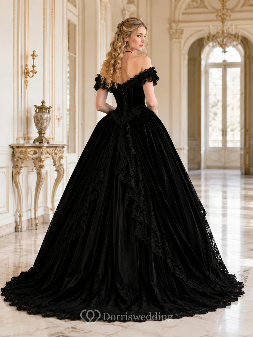 Schwarzes viktorianisches schulterfreies Ballkleid aus Spitze mit Kathedralenschleppe, elegant für den Hof view 2