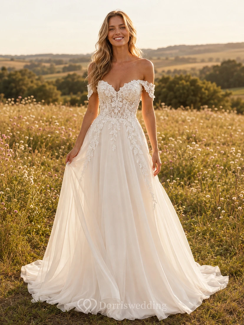 Robe de mariée champêtre romantique à épaules dénudées, manches courtes, ornée d'appliqués floraux, en tulle, coupe trapèze et traîne.
