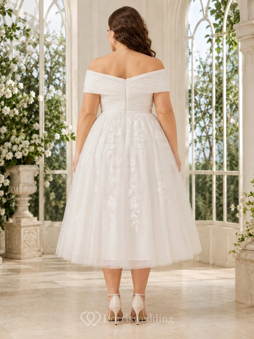 Vestido de cóctel romántico blanco de talla grande con escote Bardot, encaje y tul, corte en A, largo hasta la rodilla. view 2