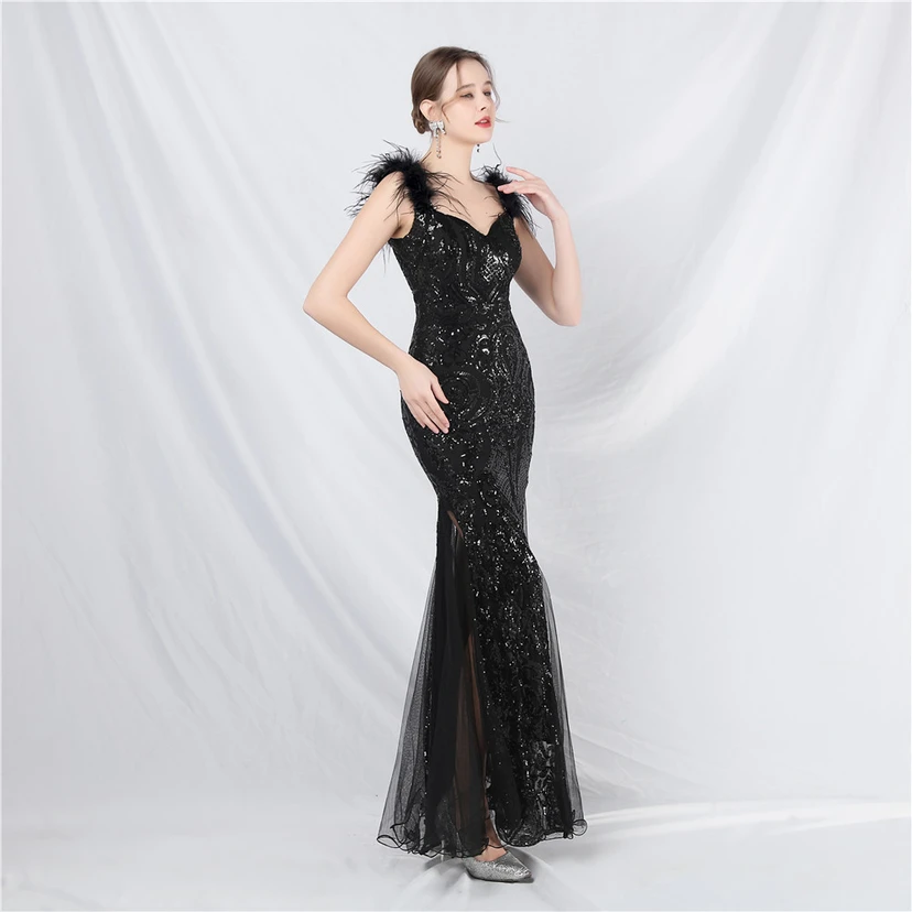 Robe longue haut de gamme en maille à sequins et plumes d'autruche. view 21