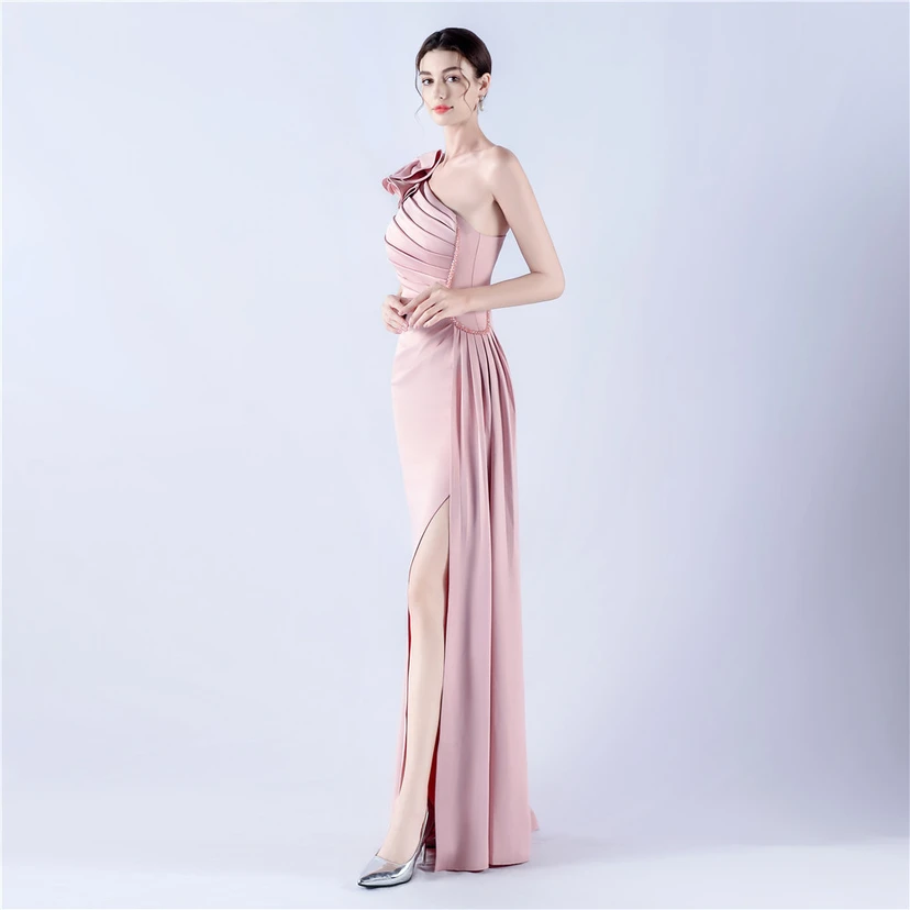 Vestido de noche de satén plisado con hombros descubiertos y escote alto, bordado a mano con cuentas y flores, para mujer. view 40
