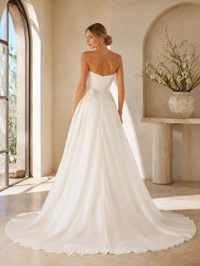 Trägerloses, plissiertes Brautkleid aus Satin in A-Linie mit Herzausschnitt und schlichter Schleppe view 2