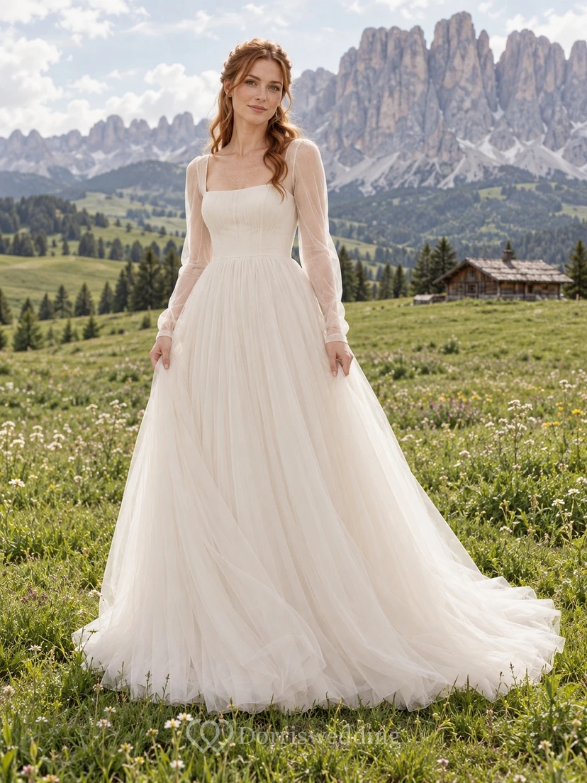 Vestido de novia romántico de tul con escote cuadrado, corte en A, mangas largas y cola.