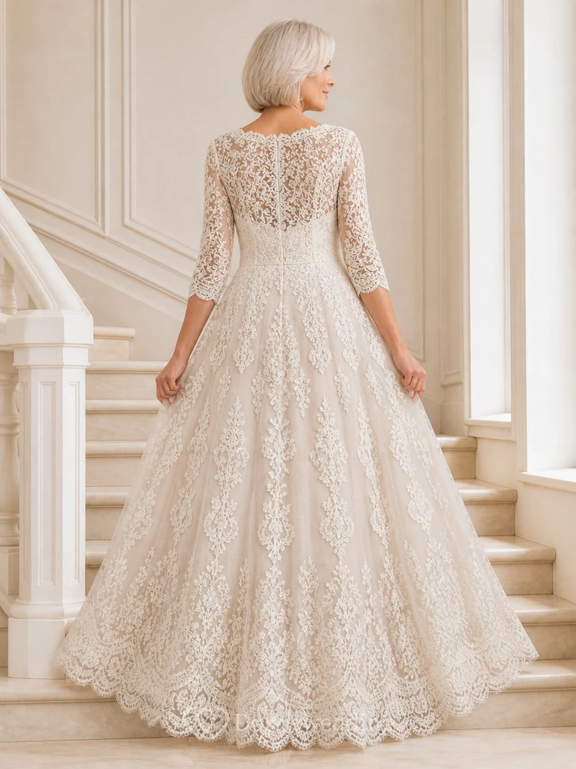Vestido de novia de encaje con mangas tres cuartos y corte en A para novias mayores y recatadas. view 2