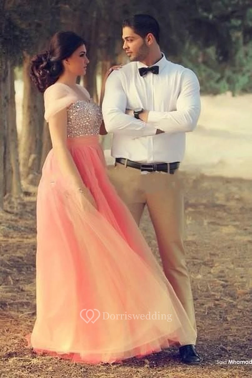 Robe de soirée romantique en tulle rose à manches courtes et cristaux, longueur au sol view 4