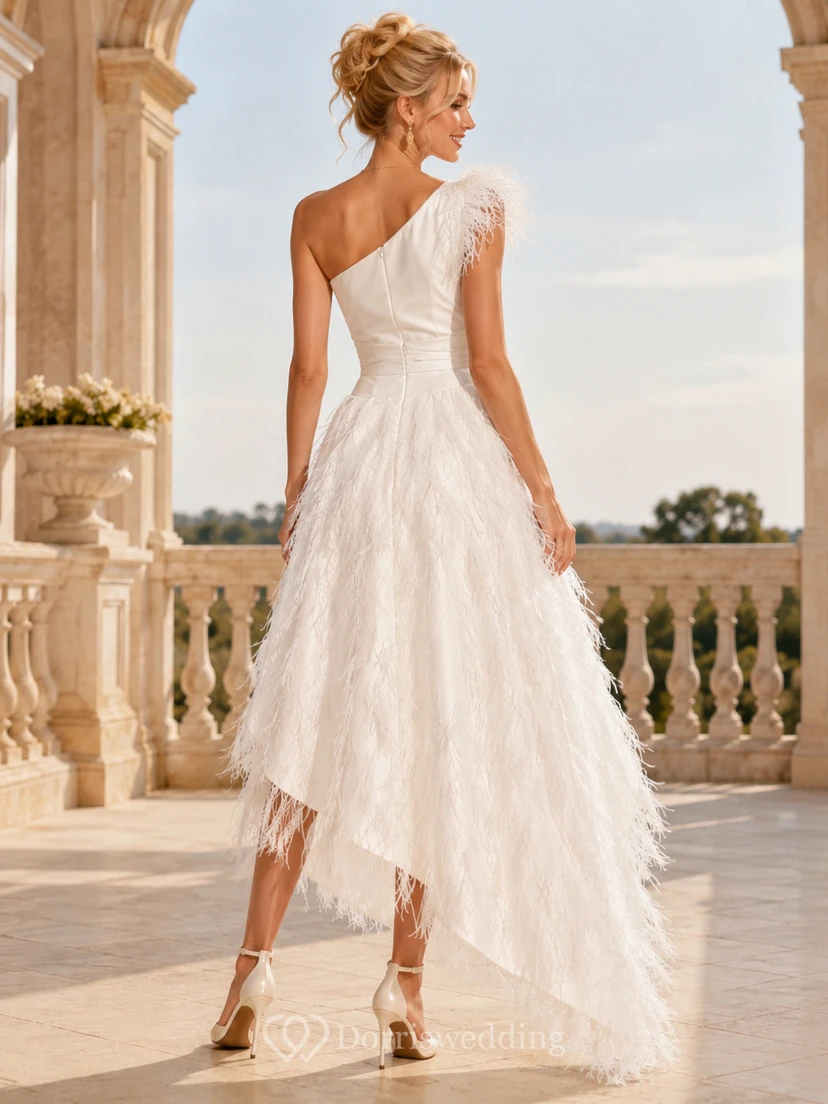 Weißes, einseitig schulterfreies, gestuftes A-Linien-Abendkleid mit Federbesatz – Luxus für Prominente view 2