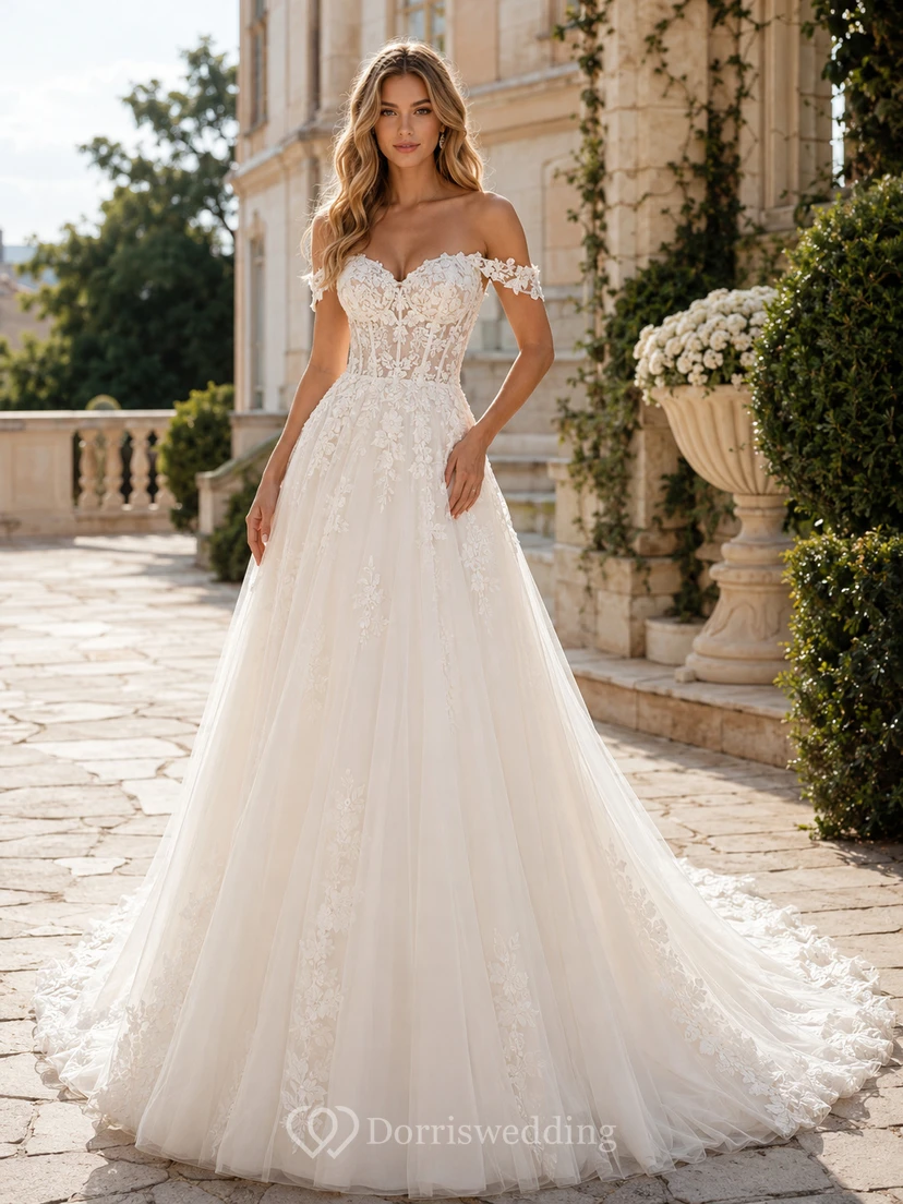 Robe de mariée raffinée en dentelle et tulle, épaules dénudées, manches courtes, coupe trapèze, traîne chapelle, applications florales, fermeture éclair au dos, décolleté festonné