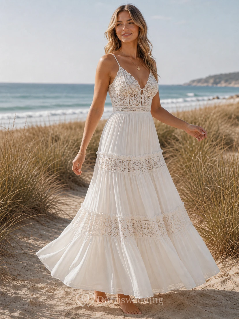 Robe de mariée bohème de plage avec bretelles spaghetti, corsage en dentelle et jupe longue à volants view 5